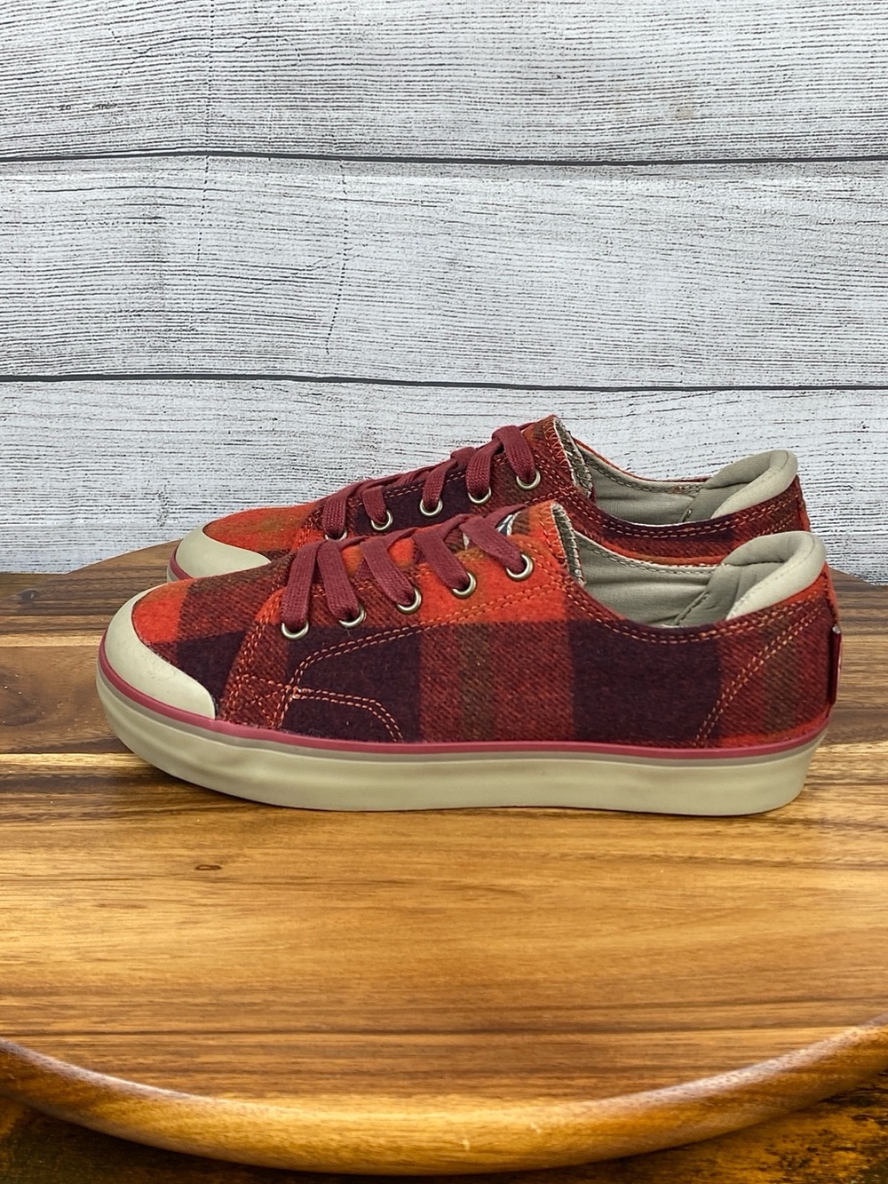 NEW Keen Elsa III Red Plaid Sneaker Women’s Shoe Size 7.5